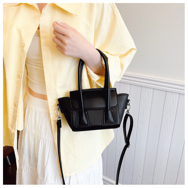 Korean version of niche design, simple and versatile single shoulder handbag, women's 2025 summer new fashionable commuting crossbody bag
