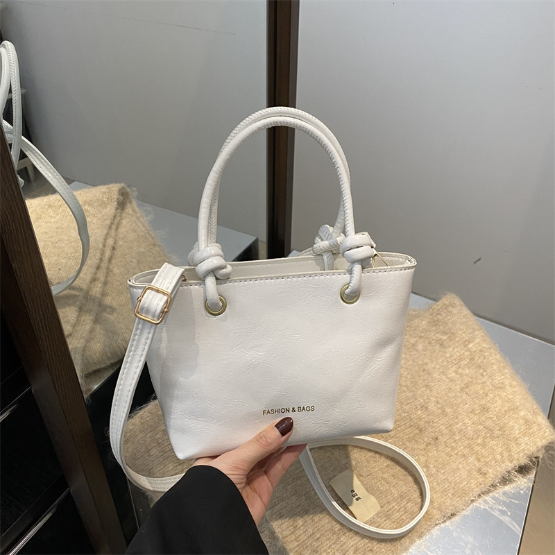 New Free Delivery Designer Bag Minimally Designed Bucket Women With Large Capacity For Spring And Summer 2025 Niche Commuting Bag Luxury Bag Shoulder 