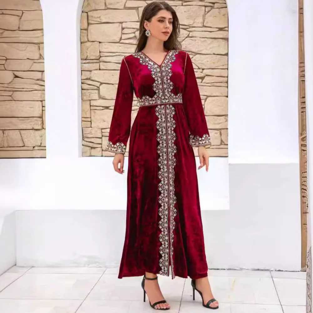 2025New Muslim Kaftan Women Fall Winter Velvet Robe Luxury V-neck Dress Lady Long Slve Embroidery Party Clothes Abaya Dubai X250514