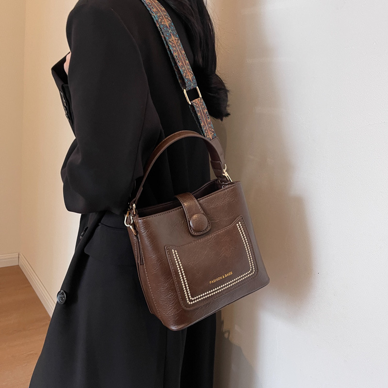 2025 New Free Delivery Designer's Bag Small Niche Design For Women Spring New Popular Wide Shoulder Strap Crossbody Versatile Hand-held Bucket Ba