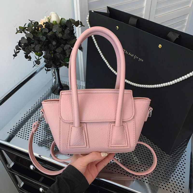 Korean version of niche design, simple and versatile single shoulder handbag, women's 2025 summer new fashionable commuting crossbody bag