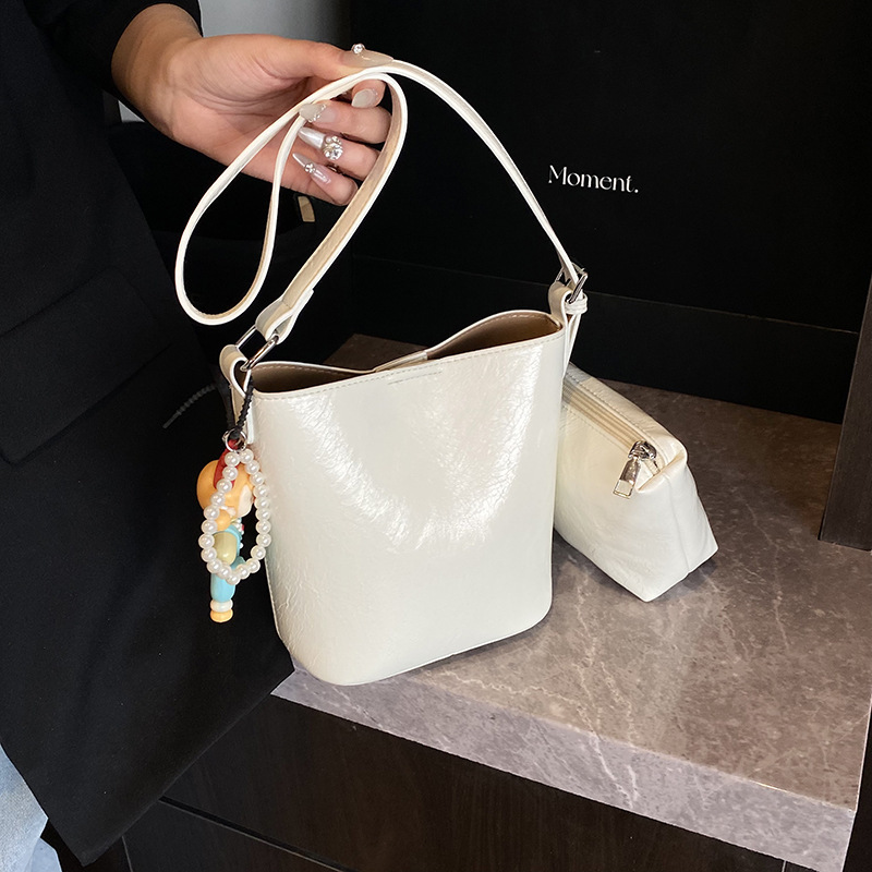 Korean niche underarm for women 2025 new trendy spring fashion bucket simple large capacity shoulder bag