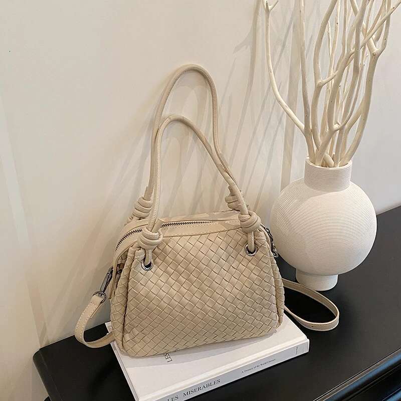 High-End Leather Tote Bag Women's Vintage Minimalist Crossbody Handbag Stylish Commuter Purse Solid Color Designer