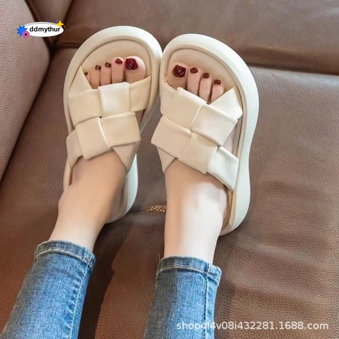 Cool slippers for women, fashionable outerwear, 2024 summer new item, thick soled women's shoes, high aesthetic value, flat bottom, high-end feel