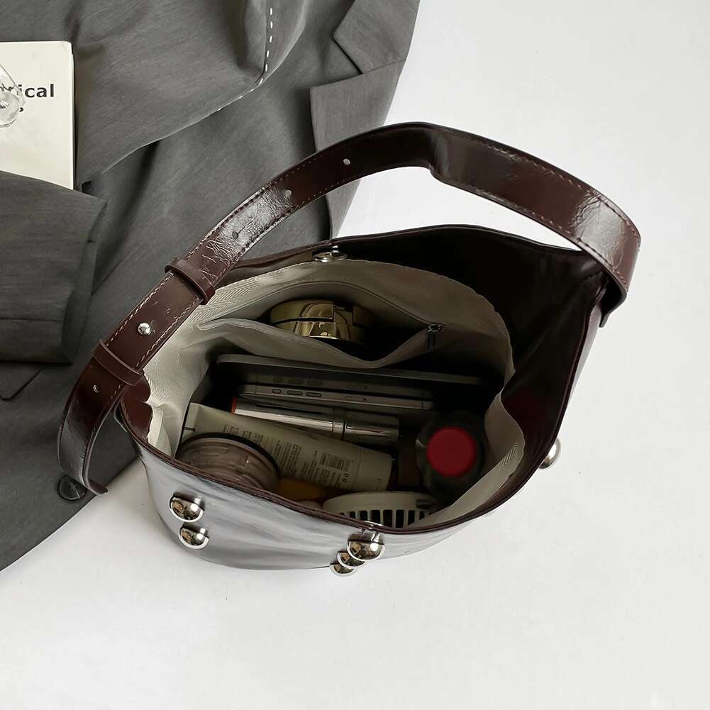 2025 New Bag 2025 Retro Women's Riveted Shoulder Magnetic Closure Underarm Bag with PU Leather Gauge Capacity Nail Tote Bag Punk Style Motorcycle