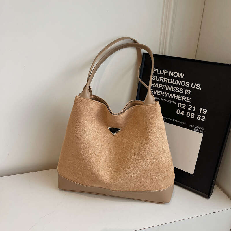New retro shoulder women's Korean version, tote large capacity bag, veet leather handbag, color blocked, 2025 new style, unique and elegant tempe