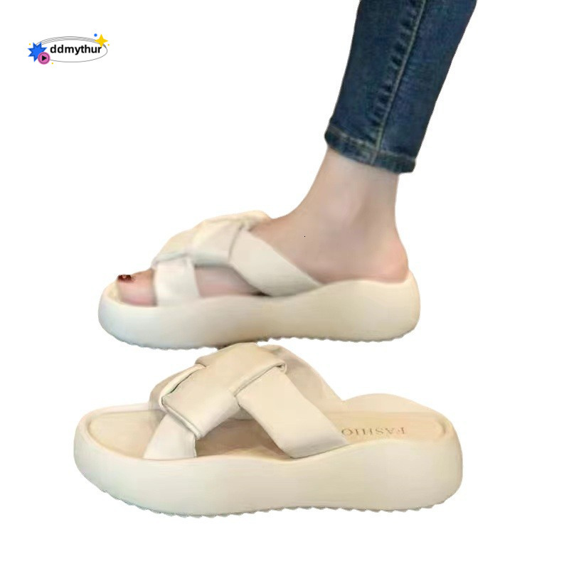 Cool slippers for women, fashionable outerwear, 2024 summer new item, thick soled women's shoes, high aesthetic value, flat bottom, high-end feel