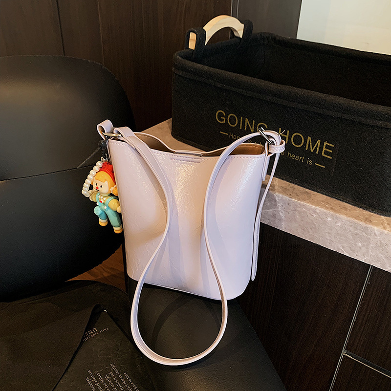 Korean niche underarm for women 2025 new trendy spring fashion bucket simple large capacity shoulder bag