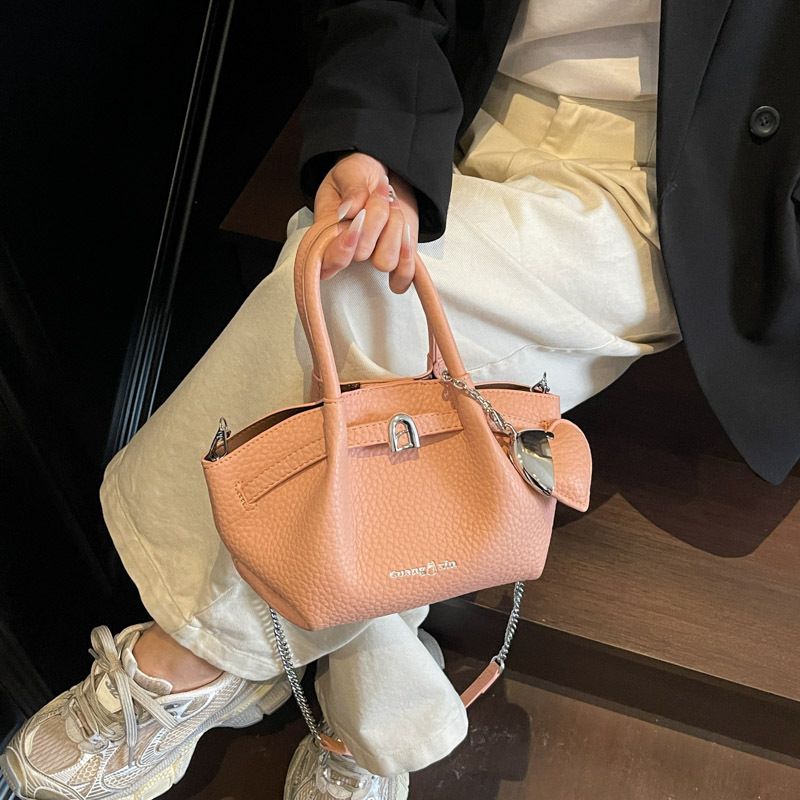 High end vegetable basket small shoulder fashionable hand-held armpit 2025 new trendy casual crossbody bag, textured women's bag