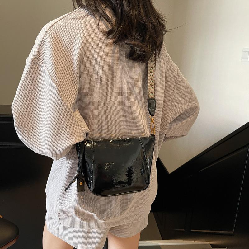 Small lightweight dumpling for women 2025 new wide strap single shoulder crossbody autumn and winter simple saddle bag