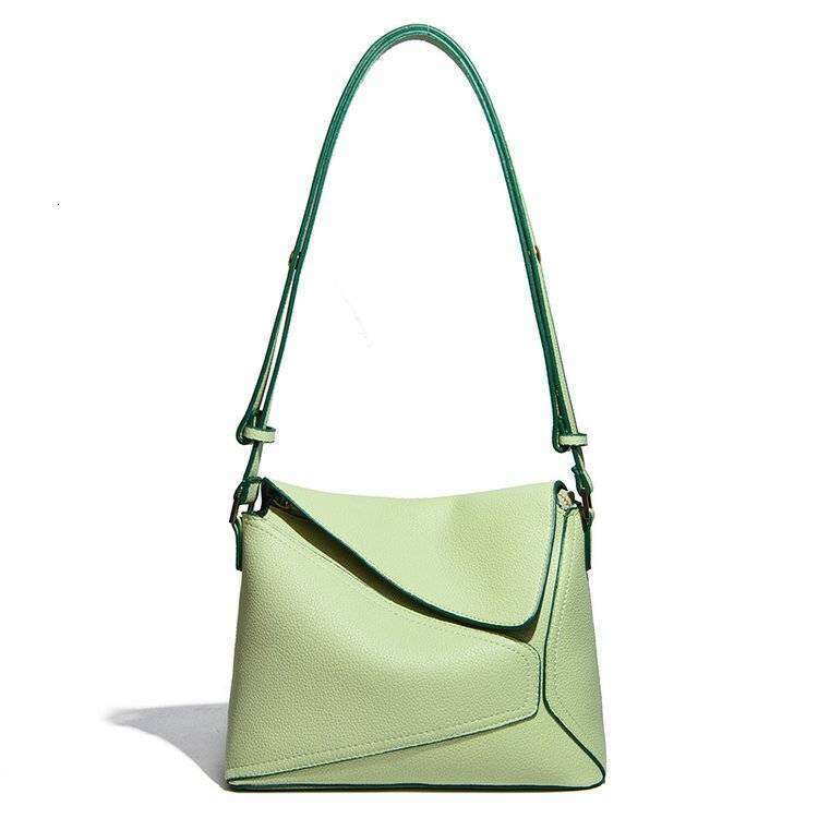 High end 2025 new large capacity niche versatile single shoulder crossbody hand-held women's armpit bag for going out