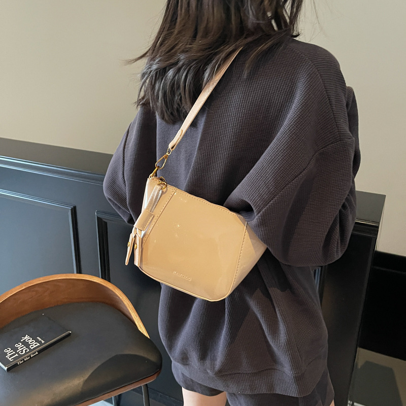 Small lightweight dumpling for women 2025 new wide strap single shoulder crossbody autumn and winter simple saddle bag