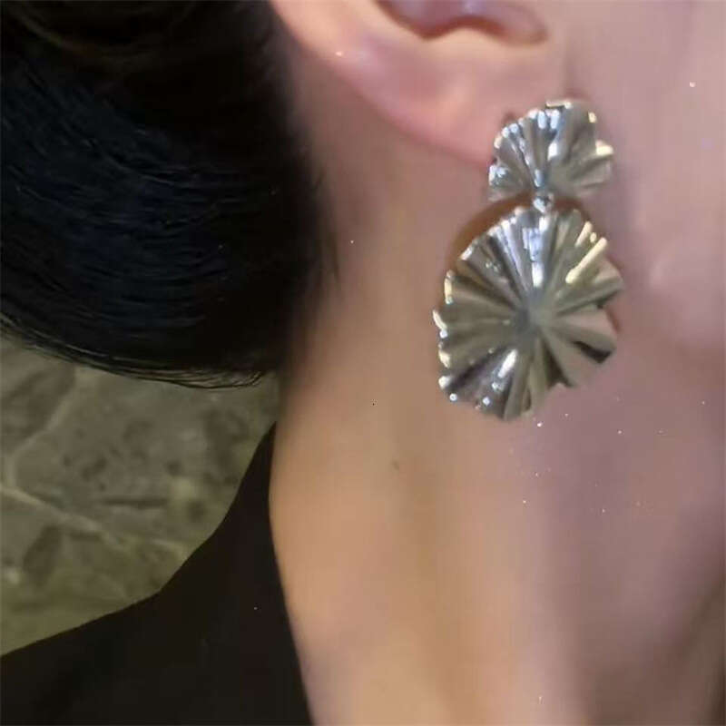 Exaggerated lotus leaf 2025 new trend niche geometric for women high-end face slimming earrings sier needle