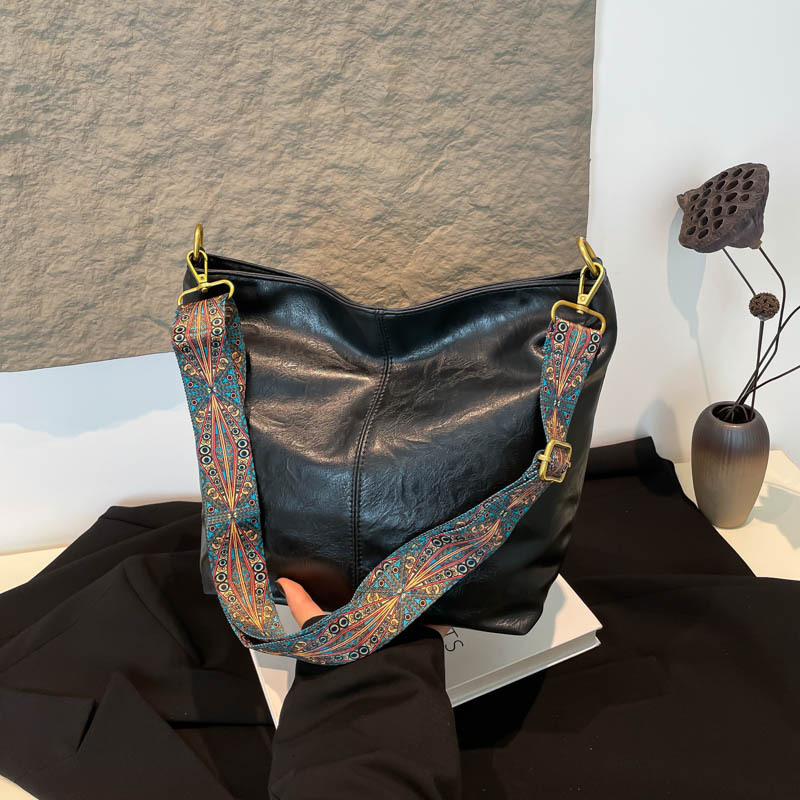 Free Delivery Designer Bag Fashionable Simple Casual Commuting Large Capacity Trend 2025 Winter New Woven Belt Single Shoulder Bucket Women's Lux