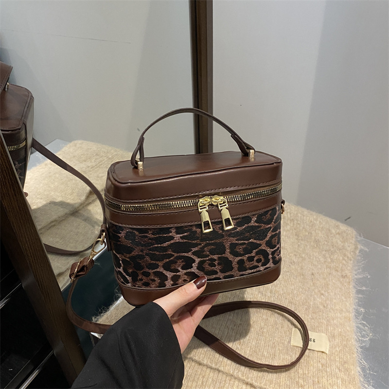 Leopard Print Bucket 2025 Spring/summer New Korean Version Personalized Single Shoulder Crossbody Contrasting Color Luxury Bag New Free Delivery Desig