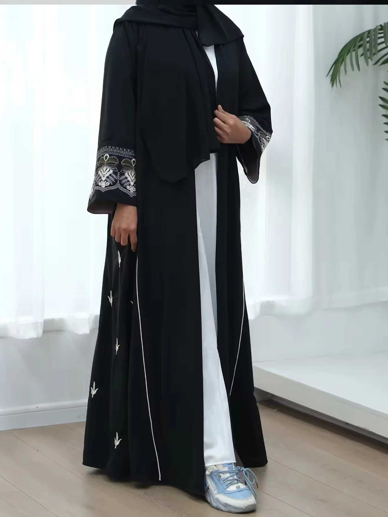 Middle East Style Muslim Kaftan Black Fabric Embroidered Slve Design White Line Accents for Gulf Region Modest Fashion Events X250514