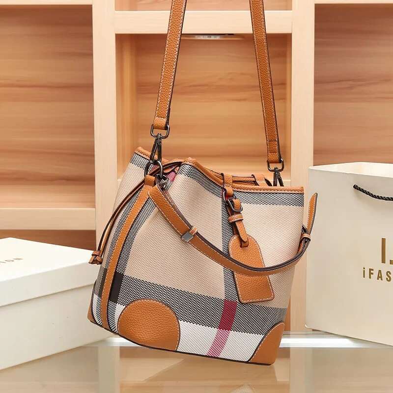 High-End Feel Women's Bucket 2023 New Large Capacity Single Shoulder Slant Crossbody Bag Versatile Light Plaid Trendy