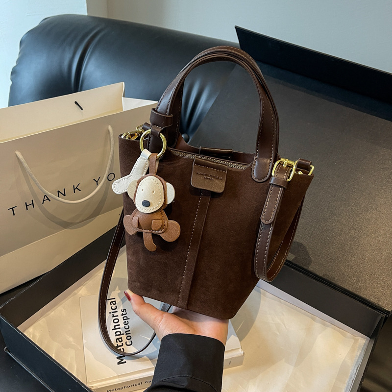 Texture handbag, women's 2025 autumn new style, versatile and fashionable water bucket bag, stylish single shoulder crossbody bag