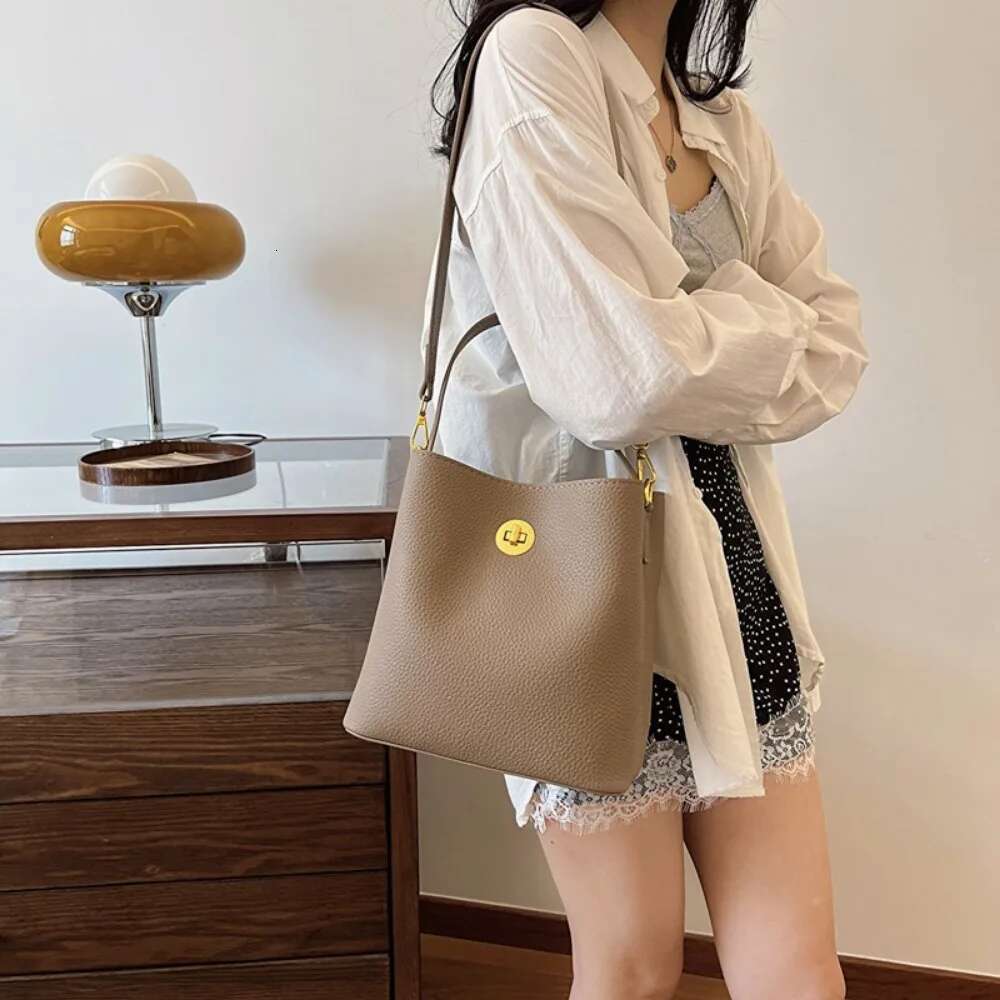 New Messenger Bags Single Shoulder Versatile Handbag Commuter Women's New Bucket Bag