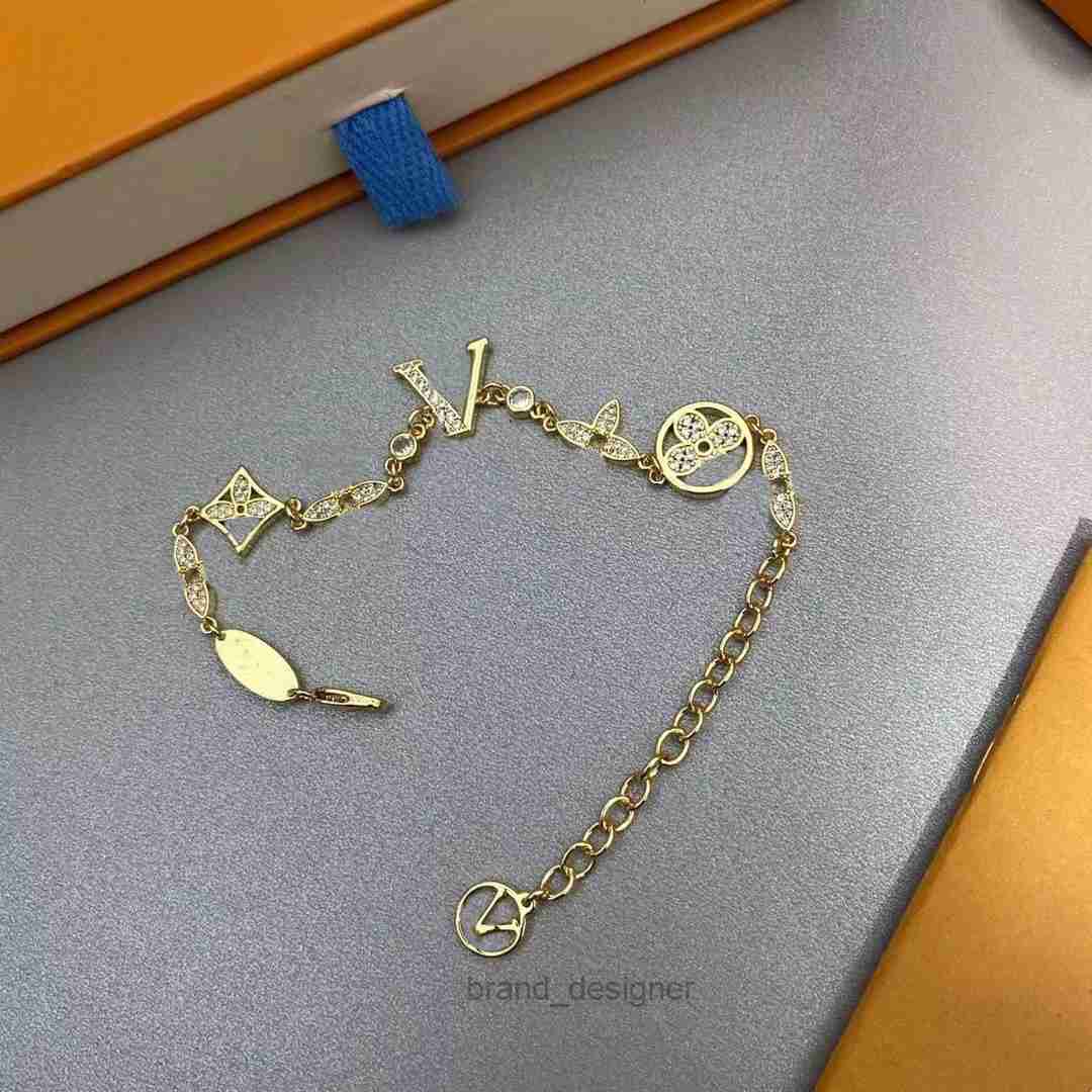 Luxury Designer Elegant Gold and Silver Bracelet Fashion Womens Letter Pendant Clover Bracelet Wedding Special Design Jewelry Quality