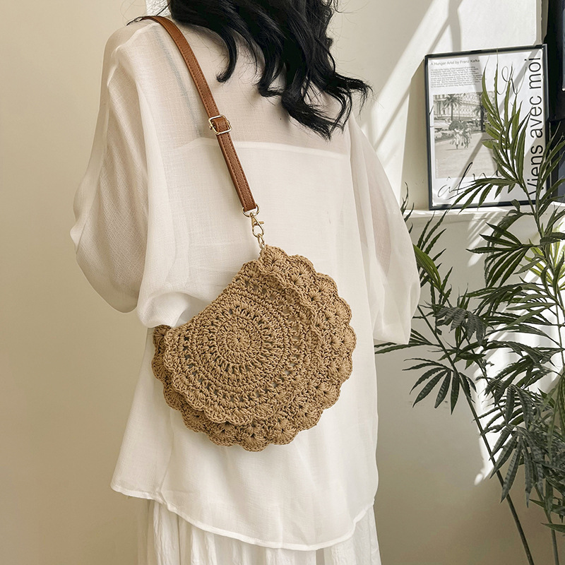2025 New Designer Bag Lace Slant Body Cotton Thread Hollow Single Shoulder Grass Weaving Vacation Style Beach Bag Multi functional Women's Bag