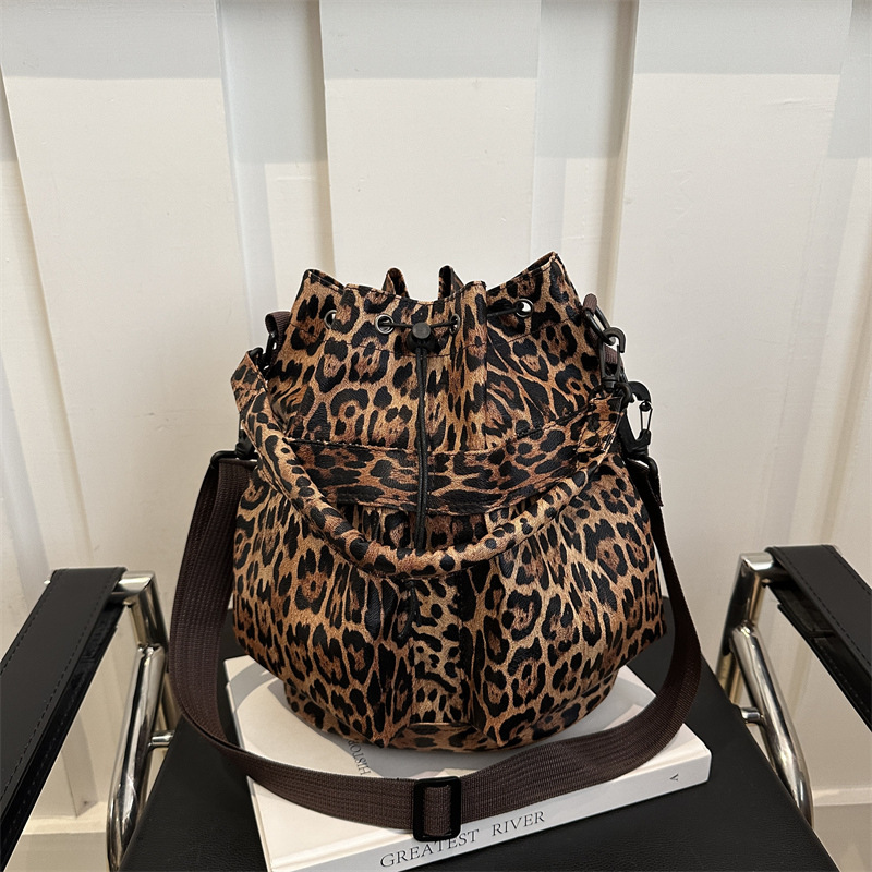 Free Delivery Designer Bag This year's popular fashion Korean version single shoulder crossbody 2025 winter new versatile ins leopard print Weste
