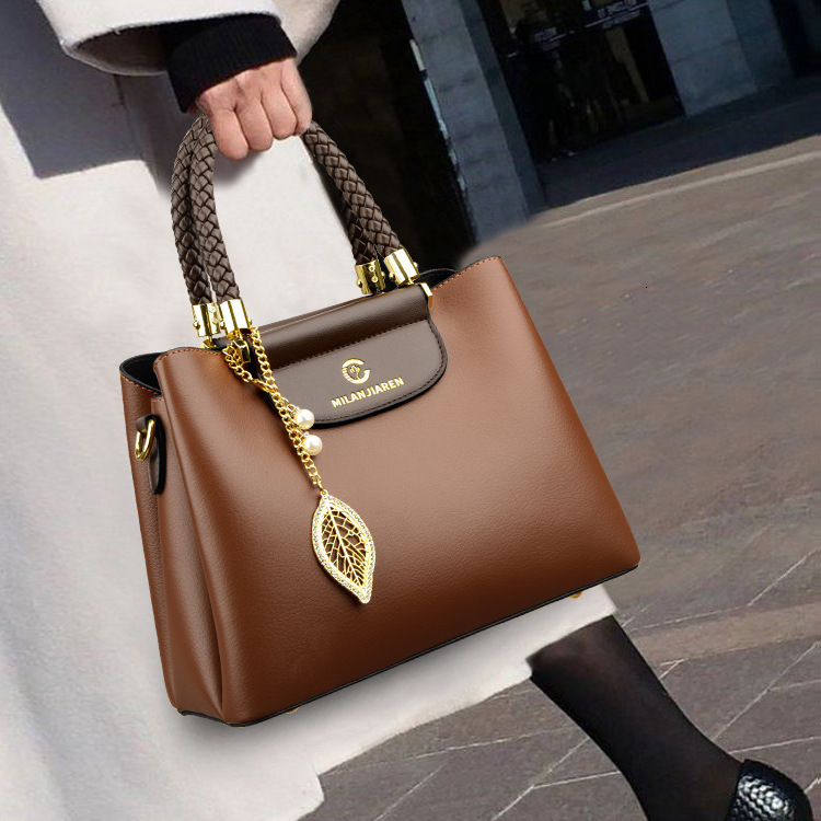 Free shipping 2025 new designer bag Large capacity women's versatile fashionable solid color shoulder bag, high-end and elegant commuter handbag