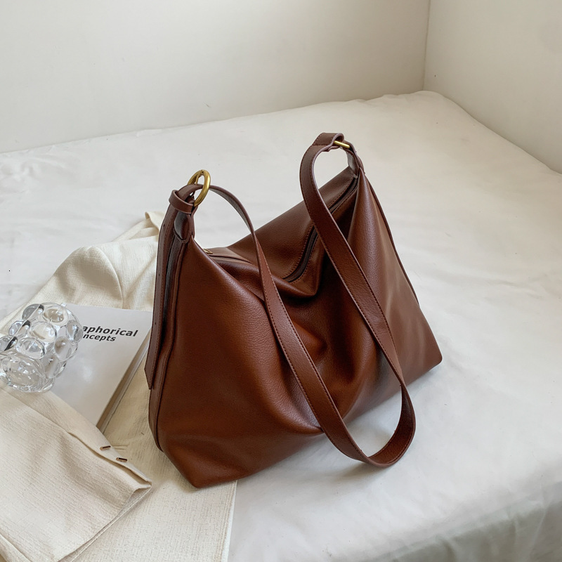 2025 New Bag New Women's Large Capacity Designer Student Fashion Shoulder Bag Outdoor Versatile Diagonal Shoulder Bag Retro Premium Texture Commu
