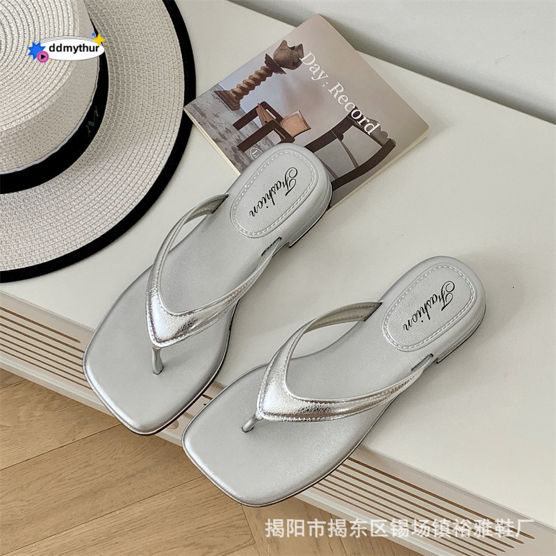 Net infrared slippers for women in summer, fashionable versatile, flat bottomed, toe clamped, low heel beach sandals, ins, simple and trendy ddmythur
