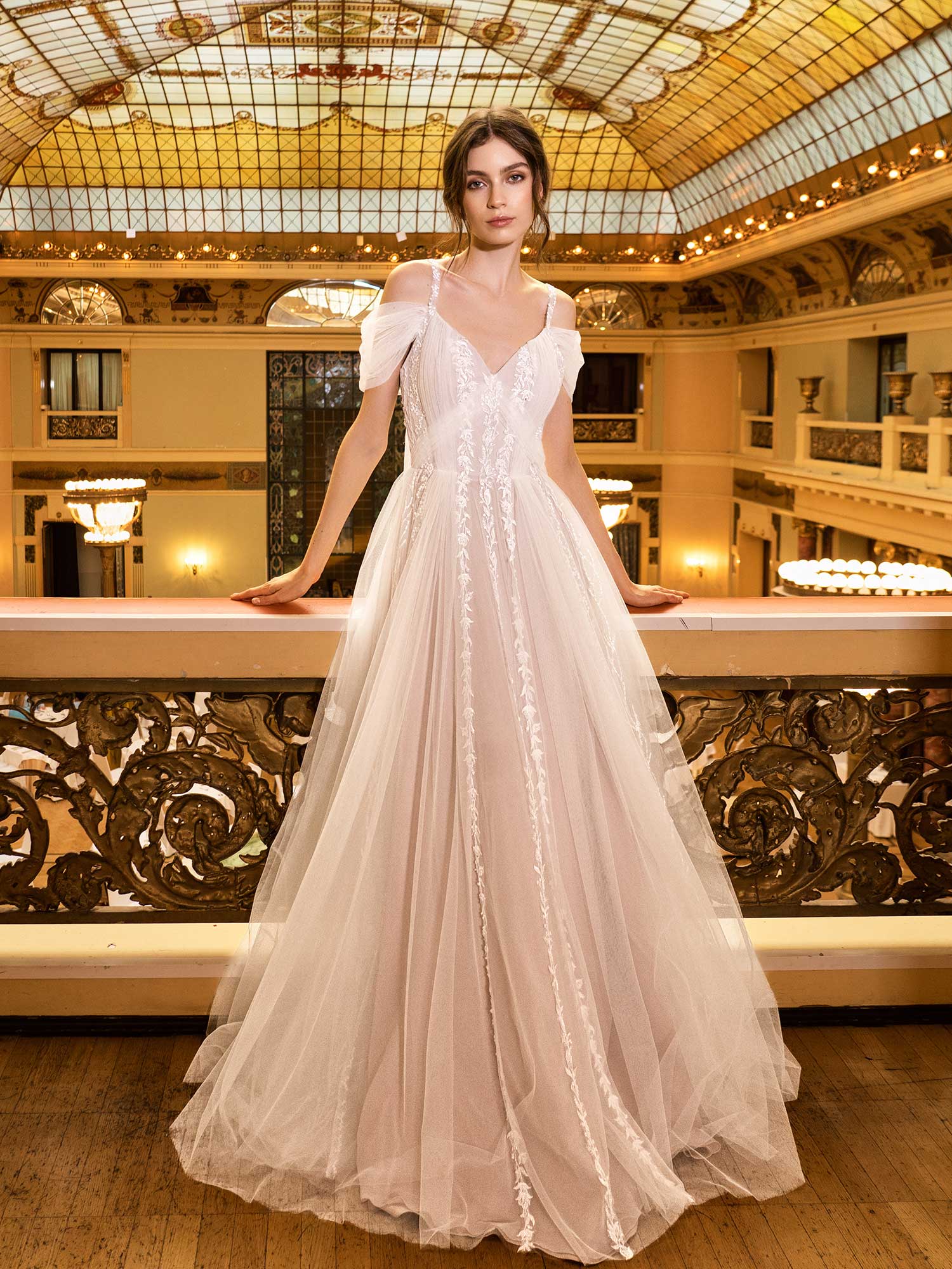 Exquisite A Line Wedding Dresses Spaghetti Straps Appliques Lace Bridal Gowns Custom Made Backless Sweep Train Robe
