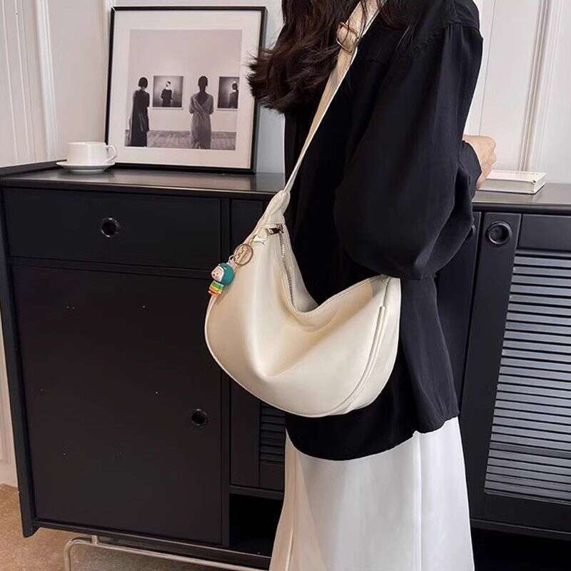 Real leather high-end handbag 2025 new sports and leisure lazy style dumpling for women crossbody shoulder crescent shaped bag