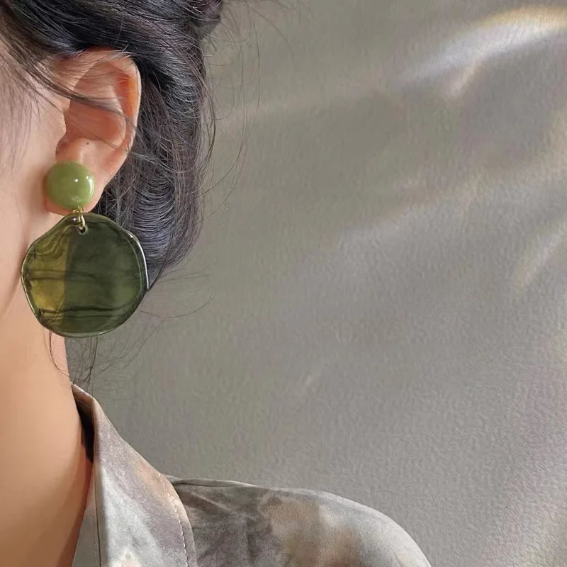 Fashion Retro Olive Green Halo Dyed Earrings Exaggerate Temperament Womens Festival Party Jewelry Accessories Gift 250514