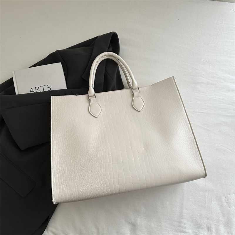 2025 Spring/summer Fashionable Solid Color Western Style Large Capacity Leisure Commuter Luxury Bag New Trendy New Free Delivery Designer Simple Handh