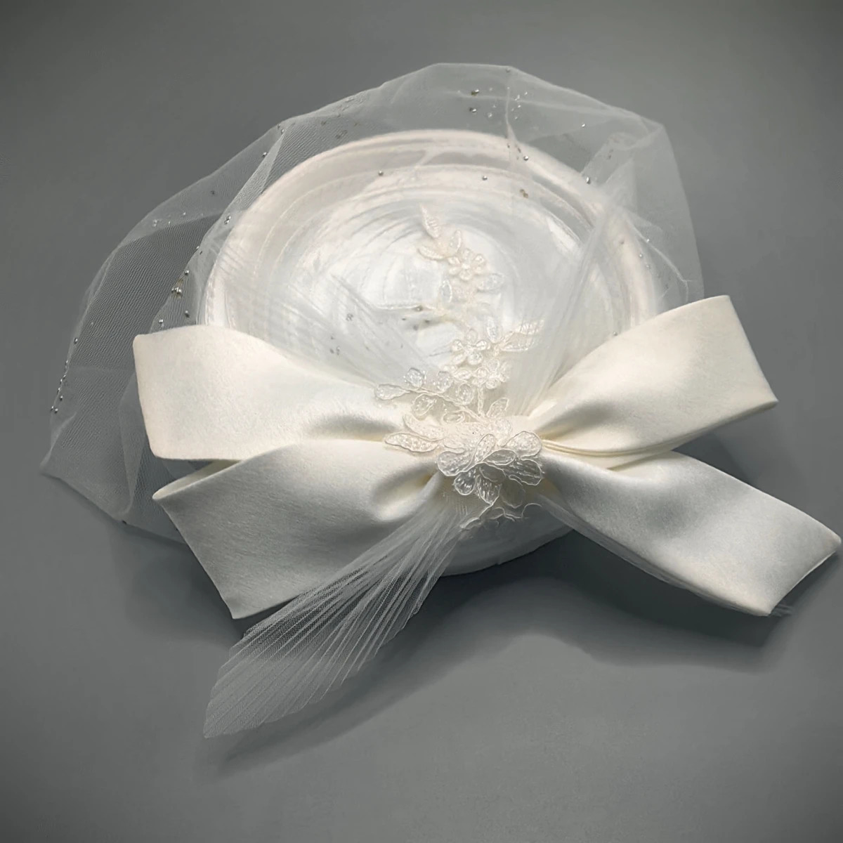 Elegant White Bridal Banquet Fascinator Top Bow Hat Tea Party Wedding Lace Veil Pillbox Cap for Women Celebrity 250513