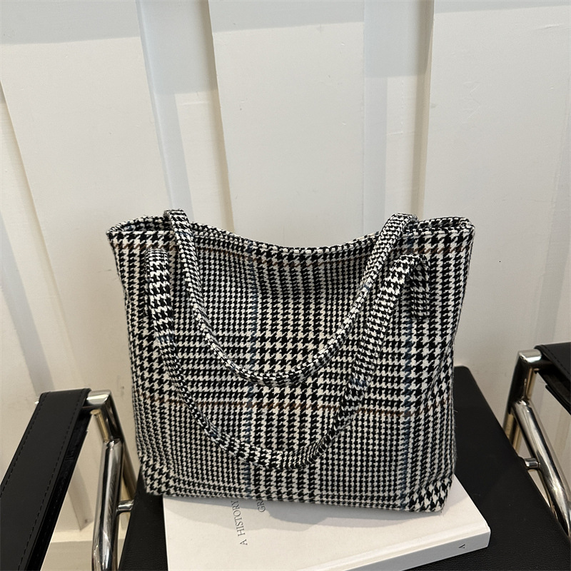 Black And White Striped Large Capacity Portable New Free Delivery Designer Bag Tote Versatile Bag Women's Spring New 2025 Luxury Bag Shoulder Bag