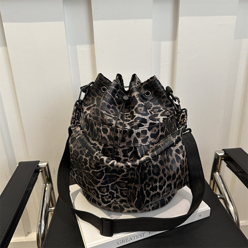 Free Delivery Designer Bag This year's popular fashion Korean version single shoulder crossbody 2025 winter new versatile ins leopard print Weste