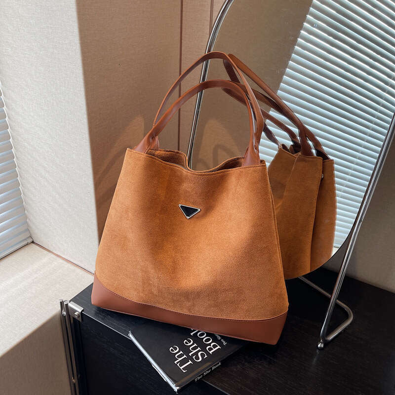 New retro shoulder women's Korean version, tote large capacity bag, veet leather handbag, color blocked, 2025 new style, unique and elegant tempe