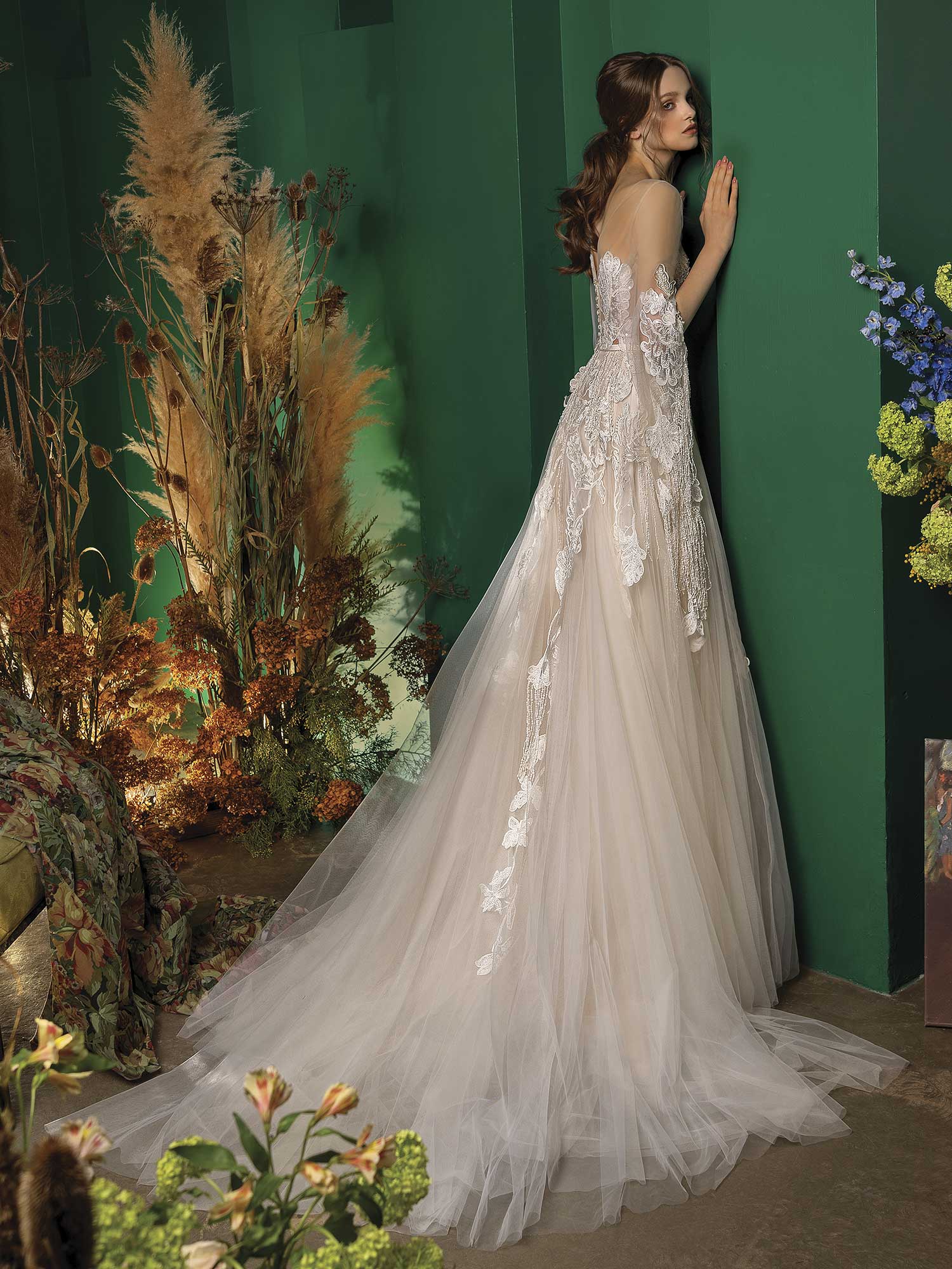 Luxury A Line Wedding Dresses Sexy Long Sleeves Beading Appliques Lace Bridal Gowns Custom Made Zipper Back Sweep Train Robes