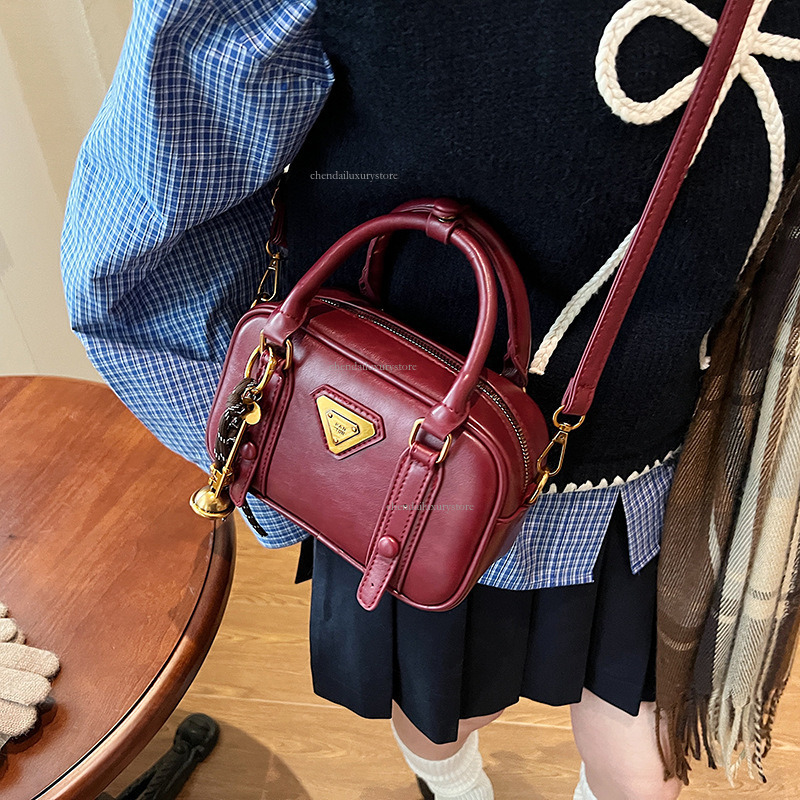 Fashion Women's Shoulder Bag Free Shipping Designer Bag Red New Multifunctional Metal Sequin Hand-held Small Square Bag Student Versatile Casual 