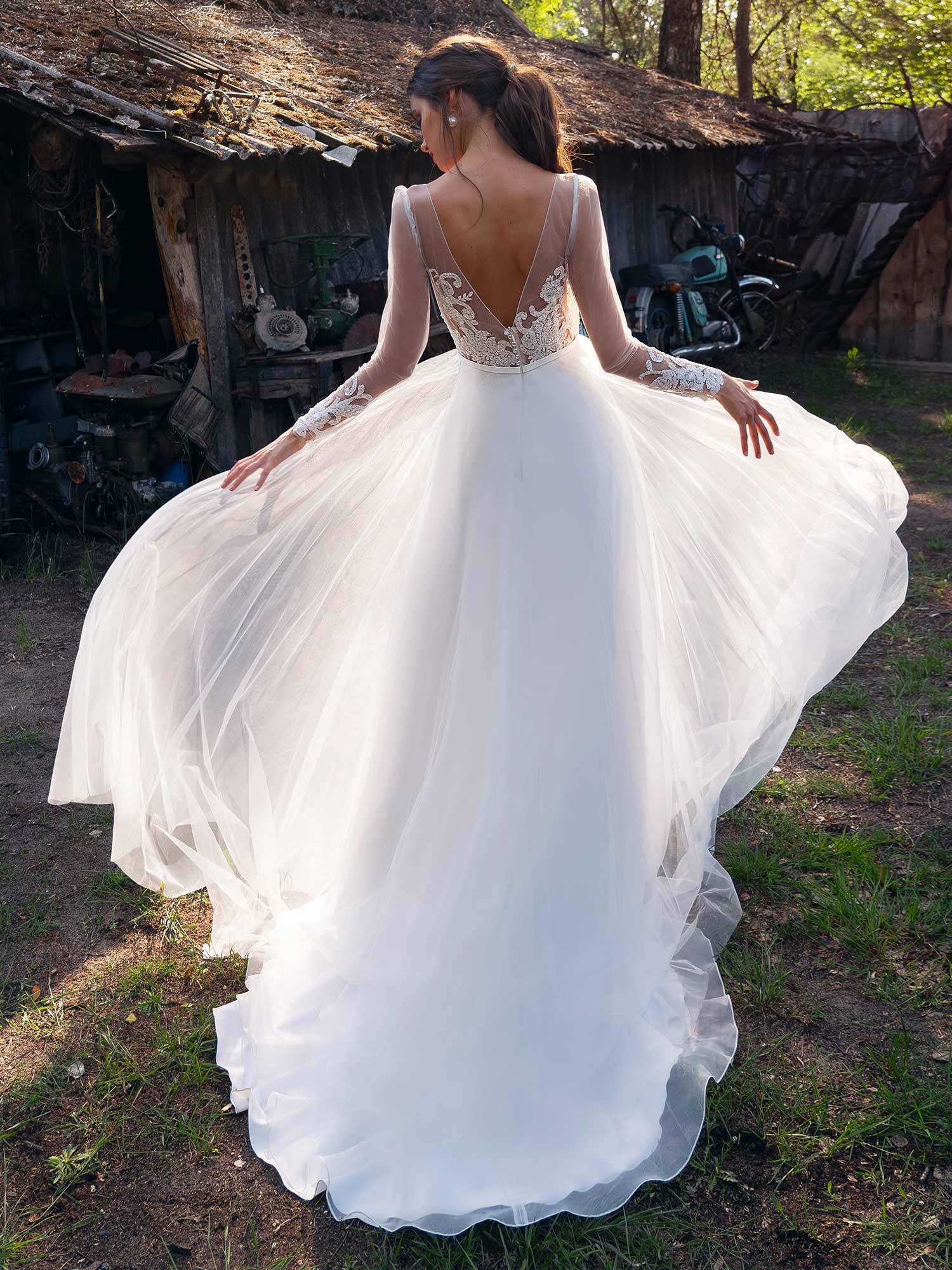 Luxury A Line Wedding Dresses Long Sleeves Appliques Lace Bridal Gowns Custom Made Backless Sweep Train Robes