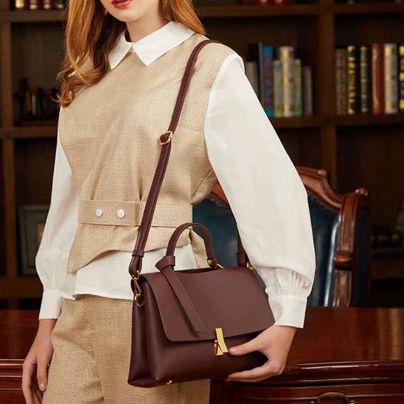 Retro Texture Women's New Fashion With Simple Oblique Span Shoulder Atmospheric Lock Underarm Bag