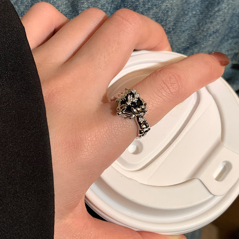 Thorn black heart ring, couple's niche design, high-end fashion, new trend, personality, female