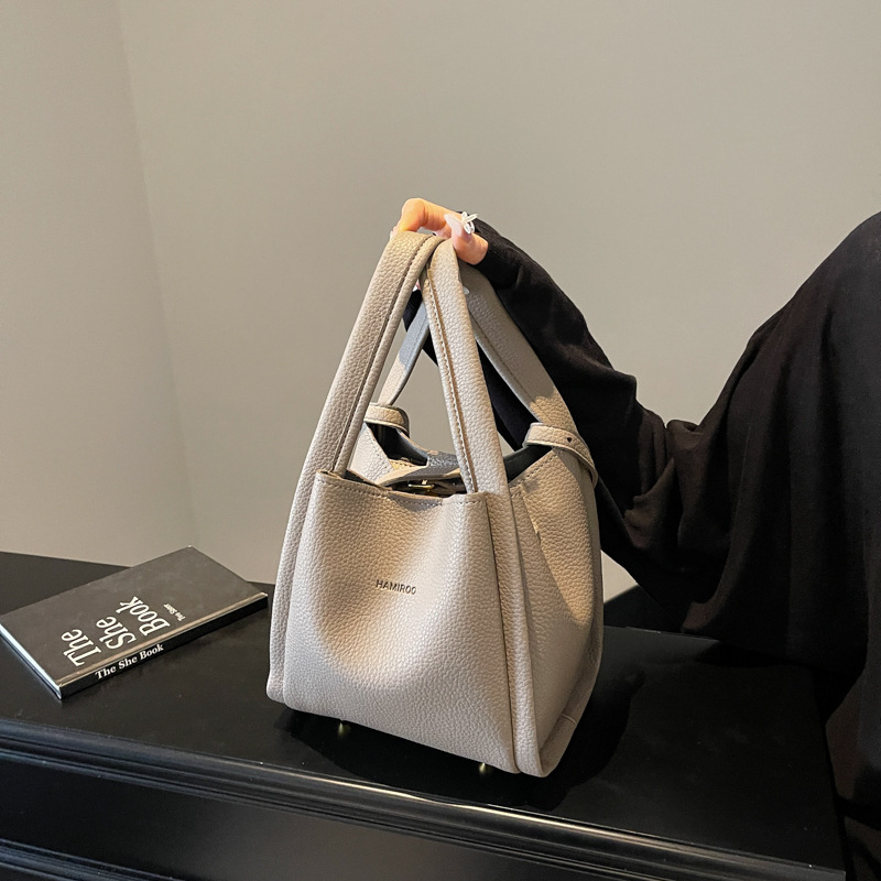 High end ladies' 2025 new fashionable casual crossbody for work and commuting, hand-held vegetable basket, water bucket bag