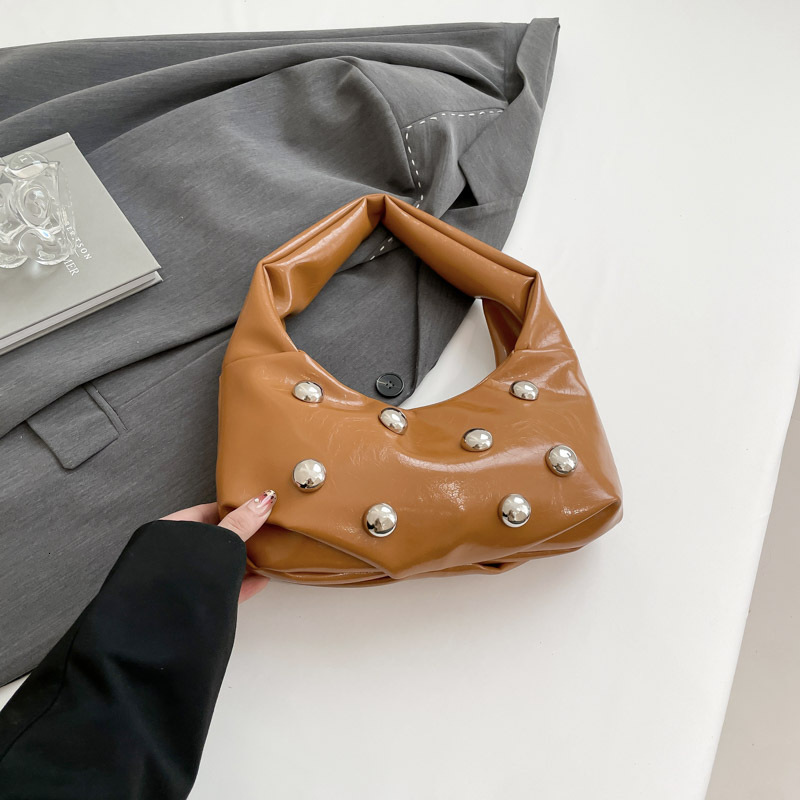 2025 New Luxury Bag Women's Korean Version Rivet Personality Fashion Niche Shoulder Internet Famous New Free Delivery Designer Bag Crossbody Armp