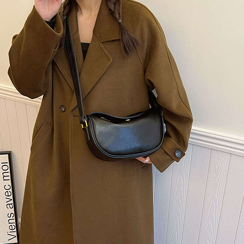 Bag crossbody 2025 new autumn and winter style large capacity niche design shoulder women's dumpling bag
