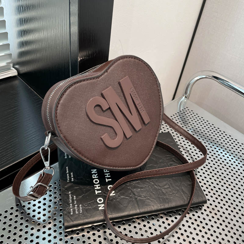 Girl 2025 Luxury Bag Valentine's Day New Fashionable Popular Letter Solid Color Heart New Free Delivery Designer Bag Shaped Shoulder Trendy Women