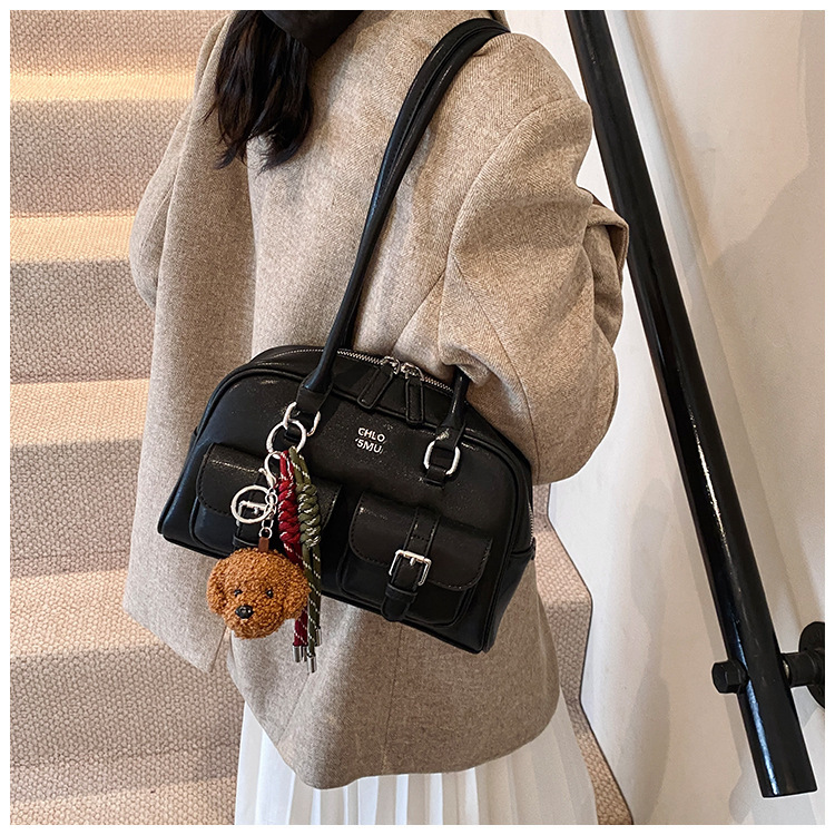 Matte hand-held bowling for women 2025 new shoulder bag, large capacity commuting Boston pillow bag
