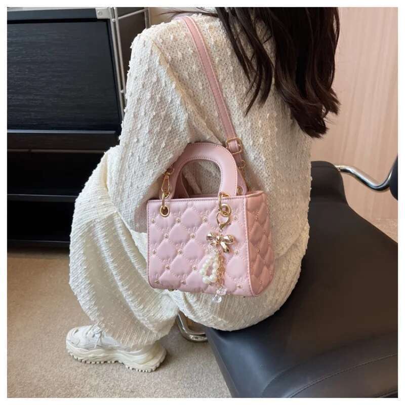 Classic Diana New Shoulder Fashionable Lingge Girl Crossbody Bag Simple and Versatile Embroidered Pearl Ladies Handbag