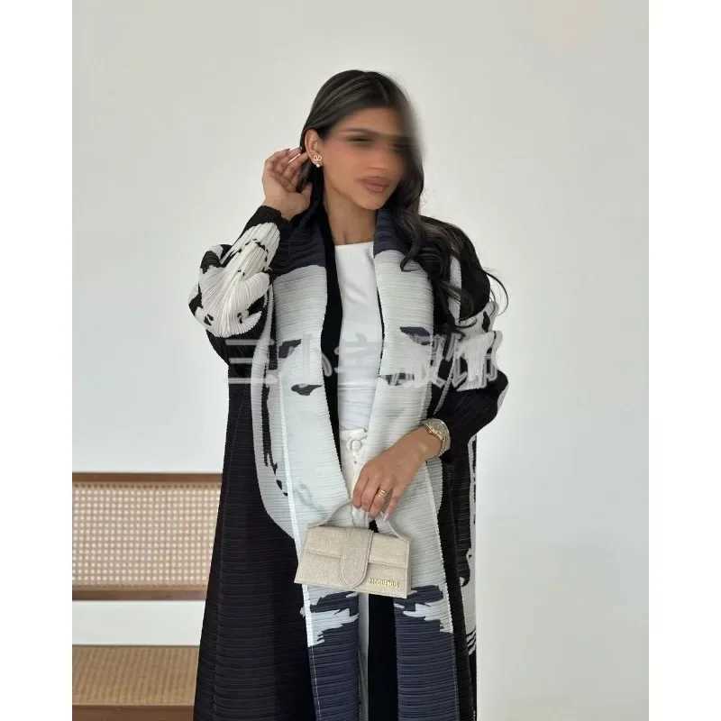 Retro Printed Pleated Windbreaker Womens Patchwork Collar Belt Long Windbreaker Jacket Saudi Arabia New Muslim Abaya X250514