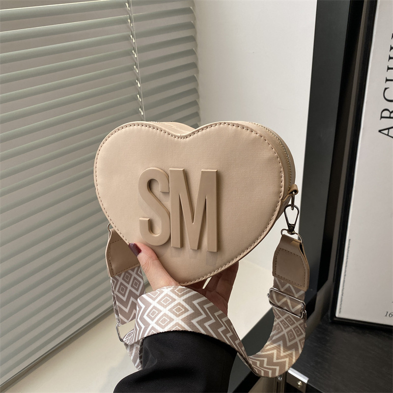 Internet Celebrity Trendy New Sweet And Cute Love New Free Delivery Luxury Bag Designer Bag Makeup Highend Sense Shoulder Bag Crossbody For Girls Goin